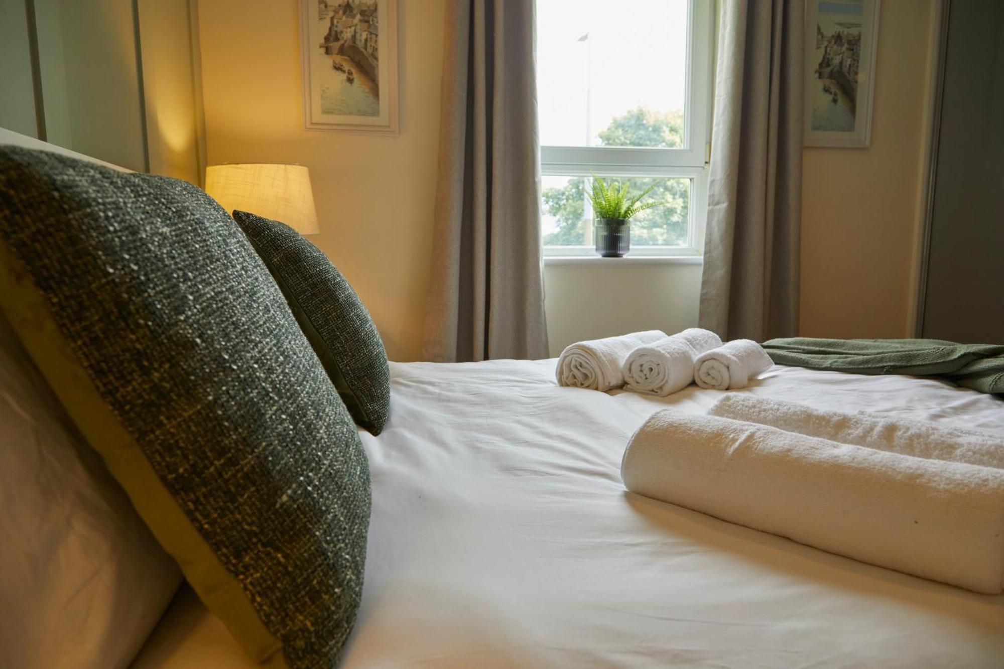 Stylish 2-Bedroom Apartment With Free Parking ハリファックス エクステリア 写真