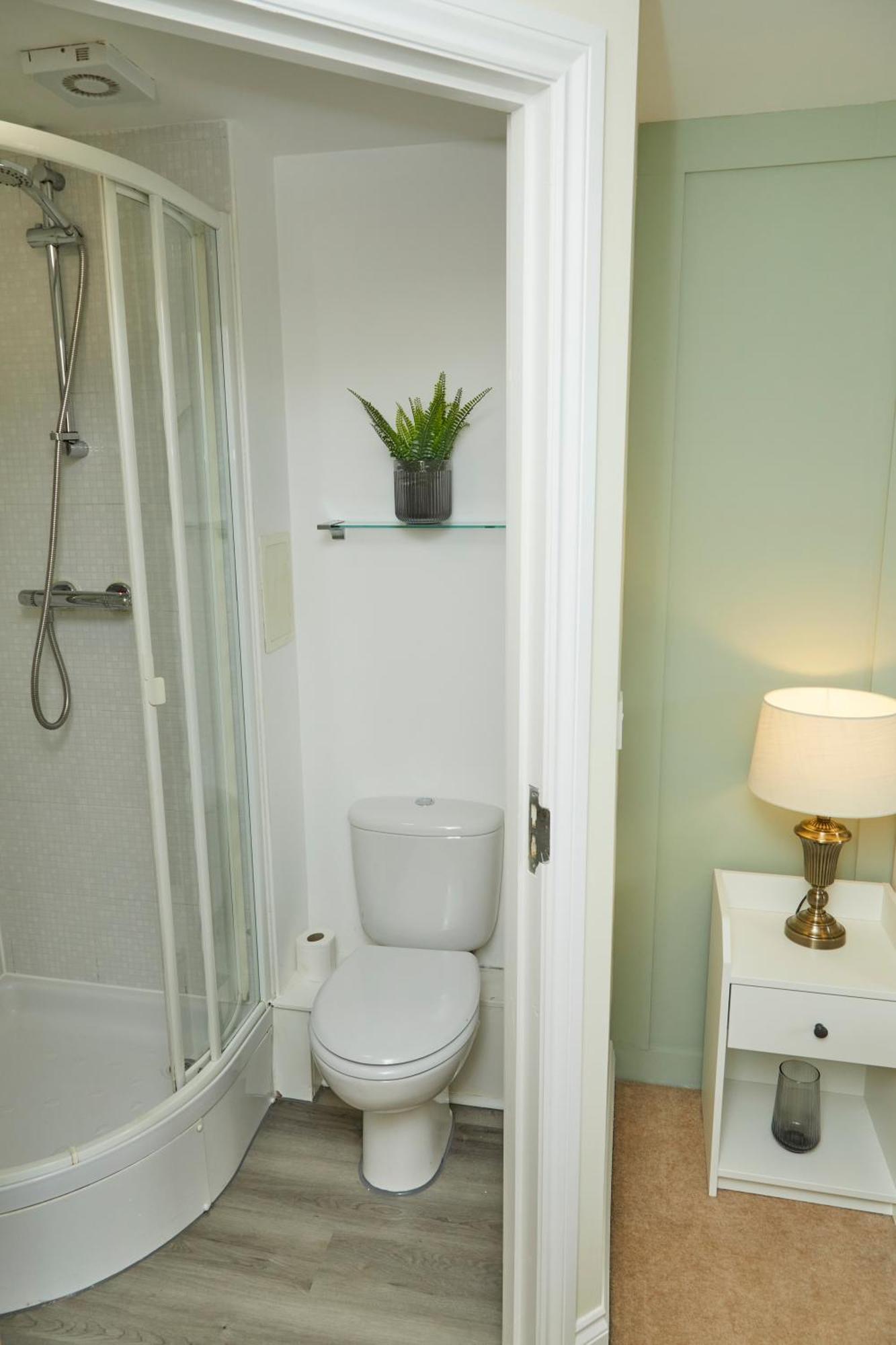 Stylish 2-Bedroom Apartment With Free Parking ハリファックス エクステリア 写真