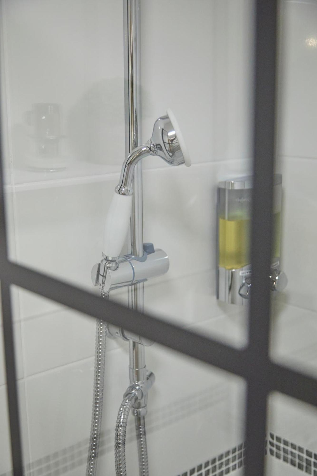 Stylish 2-Bedroom Apartment With Free Parking ハリファックス エクステリア 写真
